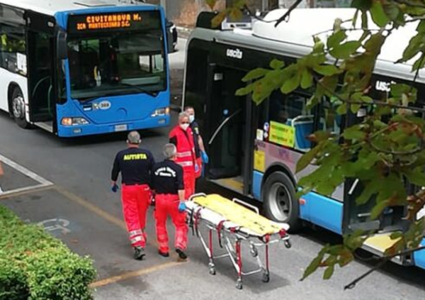Macerata: l&#039;autista del bus non si accorge del nuovo dosso. Due passeggeri in ospedale