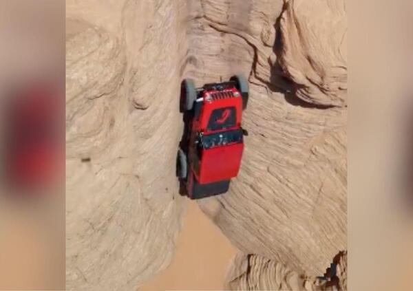 La Jeep Gladiator che scala i muri in verticale&hellip; Senza verricello? [VIDEO VIRALE]