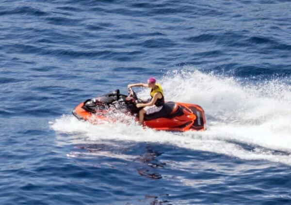 I figli minorenni di David Beckham fermati in moto (d&#039;acqua) ad Amalfi. Il padre evita il guaio con un selfie