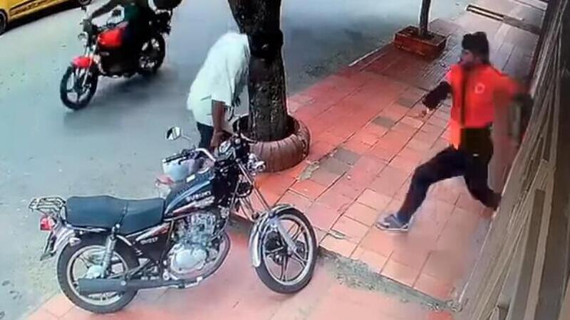 Prova a rubare una moto, ma il proprietario si accorge e lo fa pentire [VIDEO VIRALE]