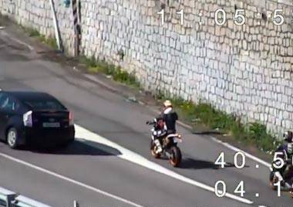 Polizia a caccia di motociclisti indisciplinati&hellip; col drone! [VIDEO]