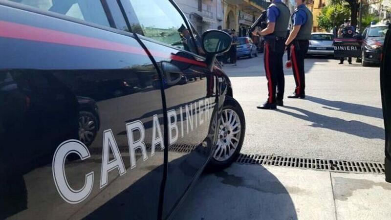 Napoli, ladri in moto rapinano 24enne e gli sparano a una gamba