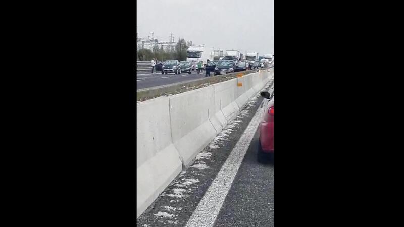 Parma, tempesta di grandine sull&#039;A1: centinaia di auto distrutte [VIDEO] 