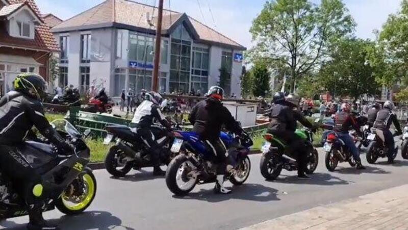 Germania, 15 mila moto sfilano in strada per aiutare un bambino a sconfiggere il cancro