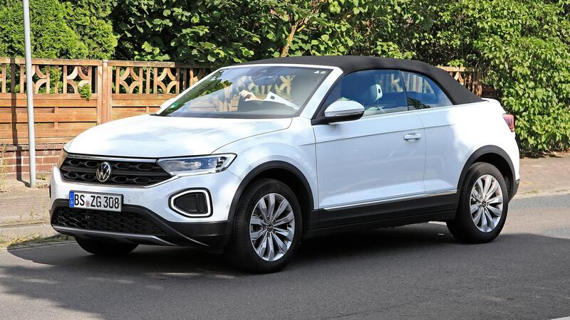 Volkswagen, la T-Roc Cabriolet resiste: le foto spia del restyling