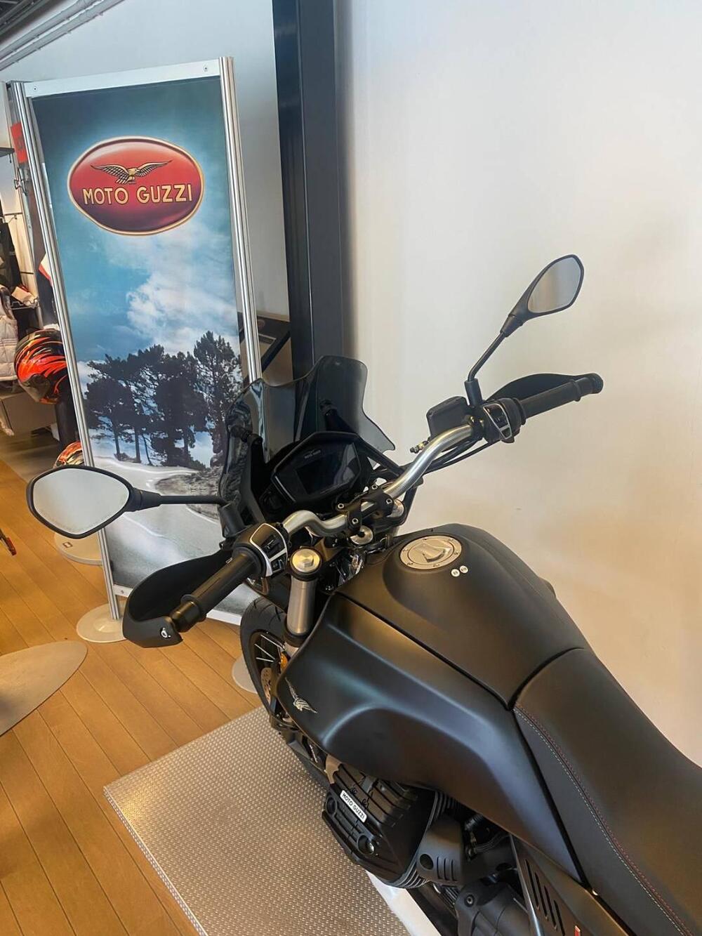 Moto Guzzi V85 TT (2021 - 23) (3)