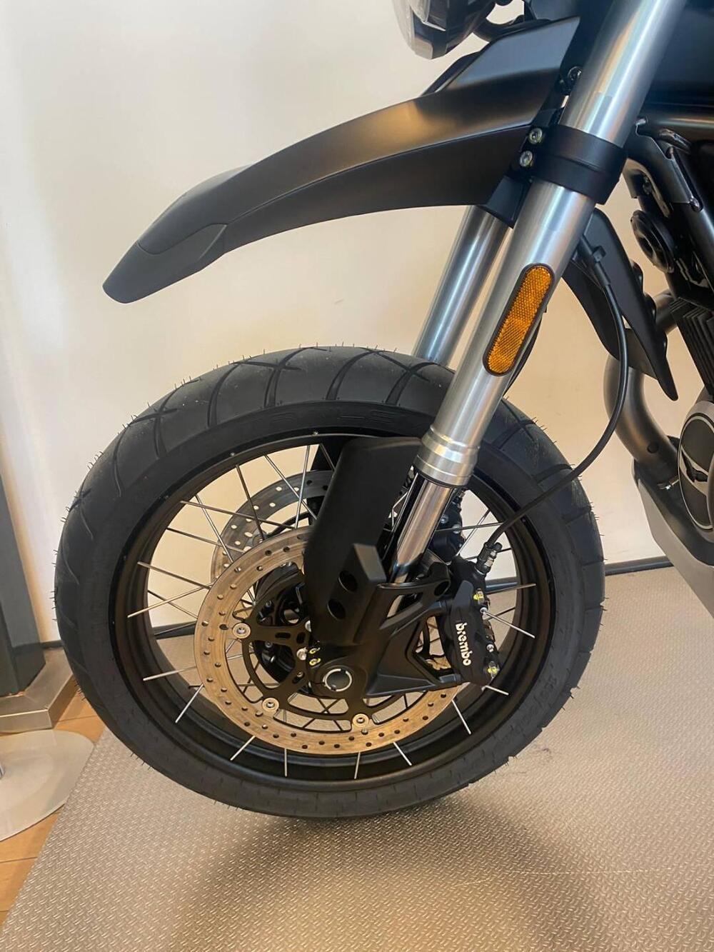 Moto Guzzi V85 TT (2021 - 23) (6)