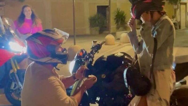 Orbetello: 31enne scende dalla moto e chiede di sposarla, la proposta di matrimonio &egrave;... col casco