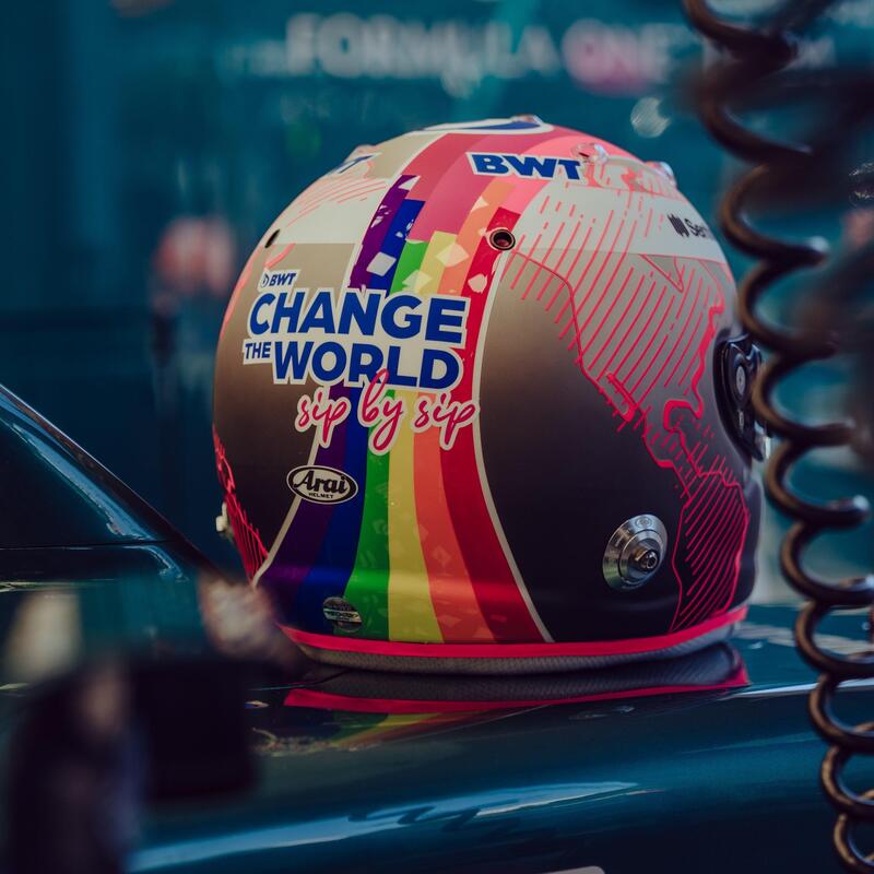 F1, Sebastian Vettel in Ungheria con il casco arcobaleno a sostegno della comunit&agrave; LGBTQ+