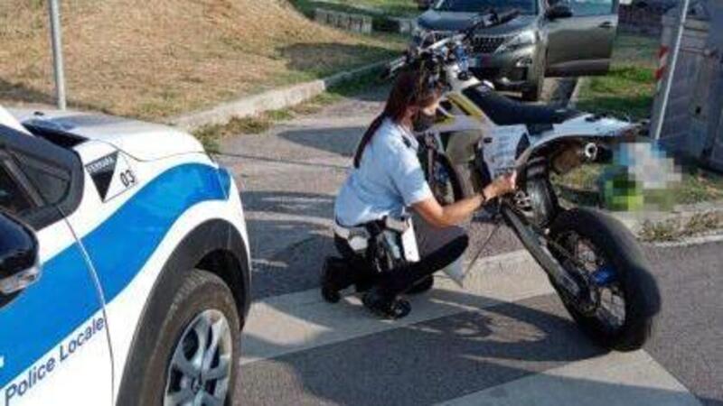 Ferrara: passeggero in moto senza casco, centauro multato