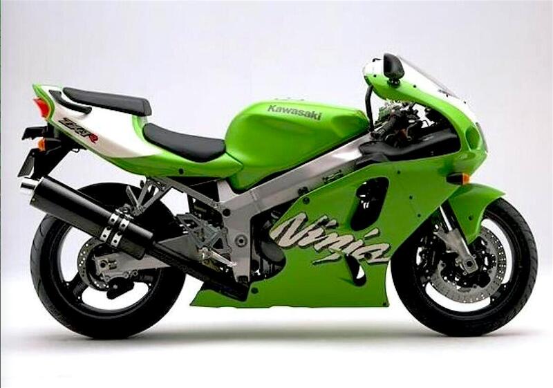 Il sistema di aspirazione della ZXR 750 nel 1996 &egrave; stato debitamente evoluto e nel frontale della carenatura spiccano ora due prese dinamiche, disposte simmetricamente ai lati del doppio faro