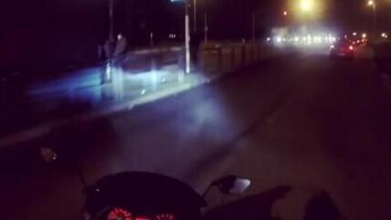 T-Max fail: il T-Maxista che impennava nella notte [VIDEO CRASH]