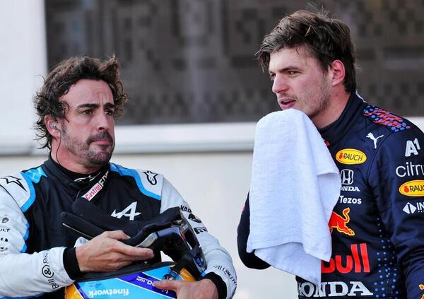 Alonso ha cercato di fermare Hamilton per aiutare Verstappen:&quot;Max, ci ho provato!&quot; [VIDEO]