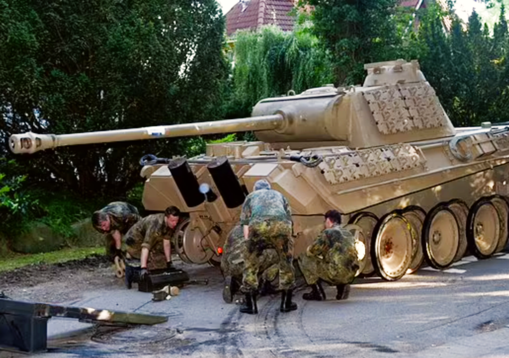 Aveva un carro armato tedesco della seconda guerra mondiale sotto casa: multato di 250 mila euro [VIDEO]