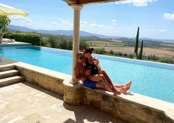 Kimi Raikkonen, estate da sogno nella super villa in Toscana. Con lui anche Louis Camilleri