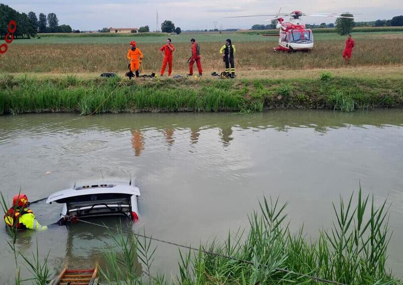 Mirandola, motociclista salva la vita a un&#039;anziana finita in un canale