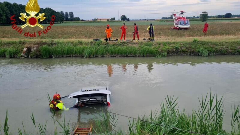 Mirandola, motociclista salva la vita a un&#039;anziana finita in un canale