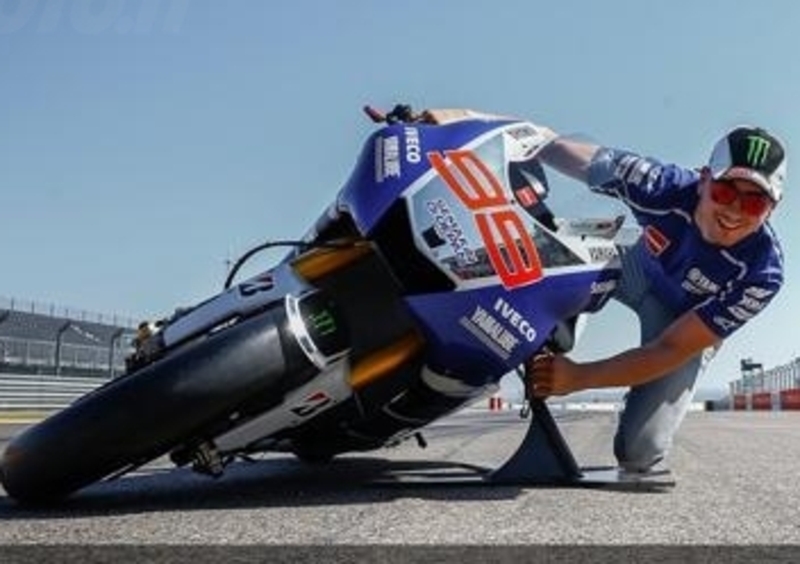 Quanto piega una MotoGP?