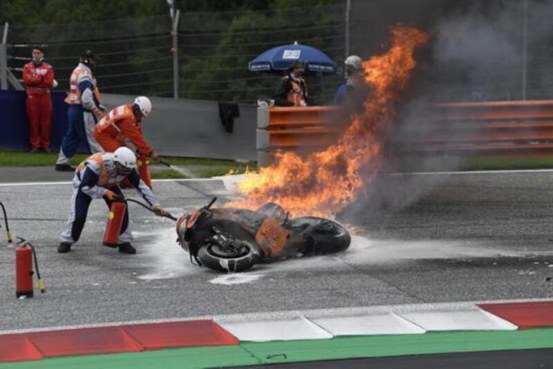 Stiria. La Ktm di Dani Pedrosa in fiamme dopo l&#039;impatto con Lorenzo Savadori