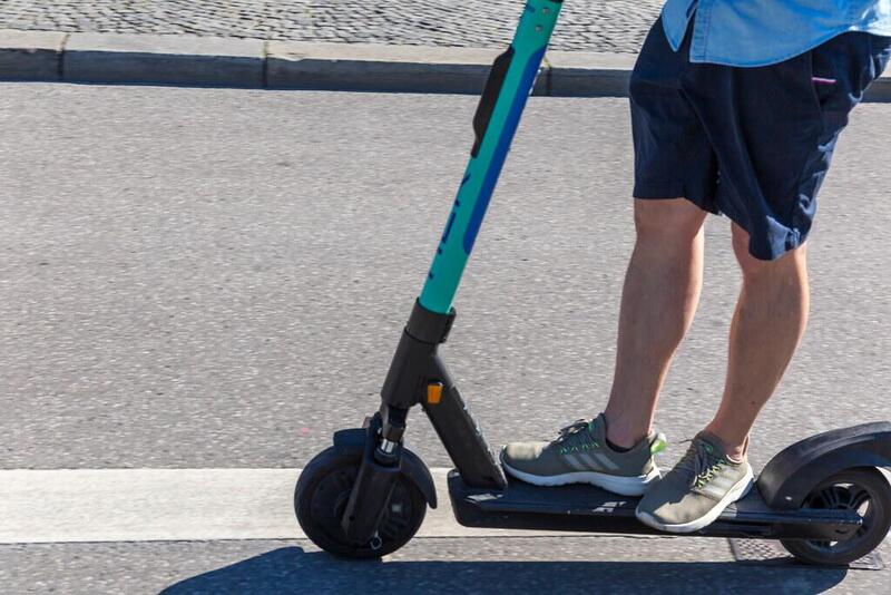 Finalmente nuove regole per i monopattini, Ecco le proposte: casco, soste e i troppi 30 Km/h