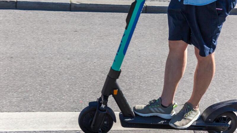 Finalmente nuove regole per i monopattini, Ecco le proposte: casco, soste e i troppi 30 Km/h