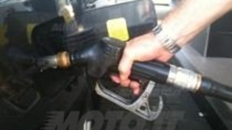 Oggi scatta l'IVA al 22%: aumenti immediati anche sulla benzina 