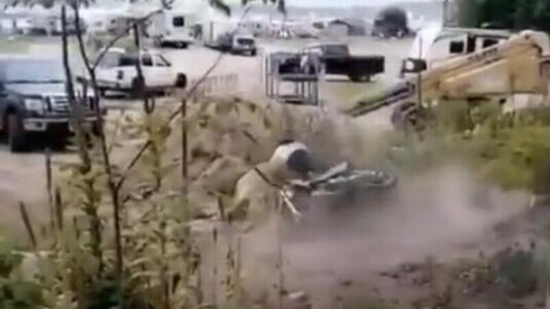 Piccola moto, piccolo salto e&hellip; grosso botto! [VIDEO VIRALE]