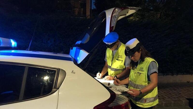 Modena, neopatentata ubriaca travolge due auto in sosta