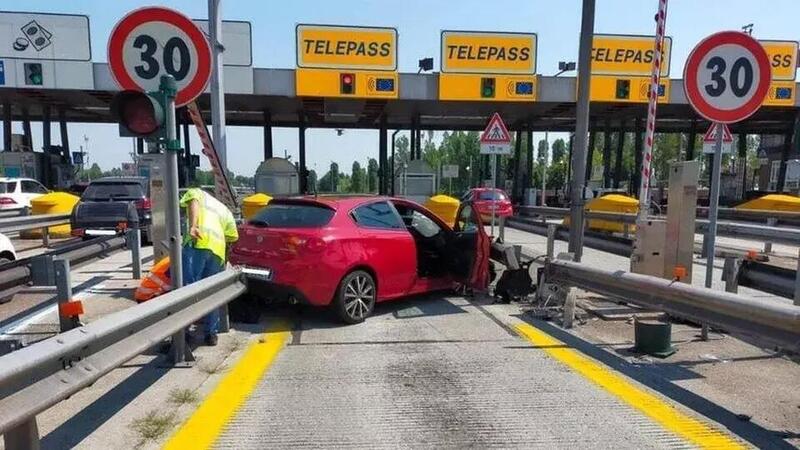 Incidente al casello, auto incastrata tra le barriere