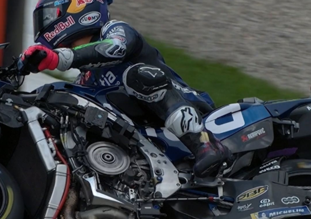 Enea Bastianini in gara (per poco) su una Ducati naked: ecco come ha perso un pezzo di carena [VIDEO]