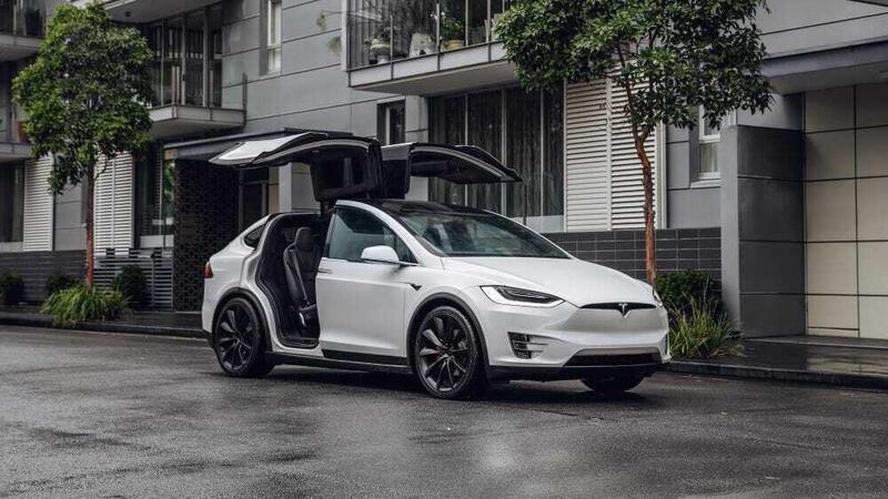 Tesla: sportello ad ala aperto danneggia bus a Londra