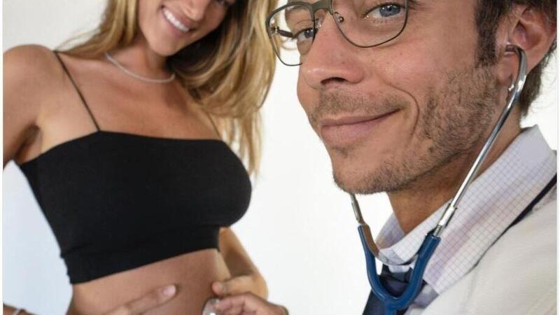 MotoGP. "Io e te saremo tre": Francesca Sofia Novello e Valentino Rossi annunciano l'arrivo di una bimba