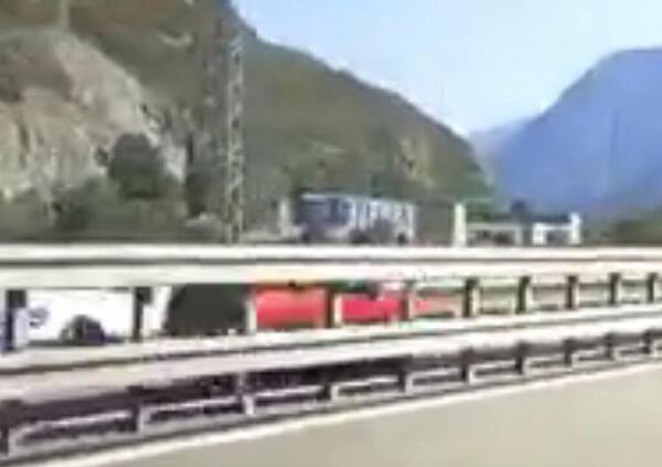 Col Pandino rosso semina il panico a Aosta: contromano sulla A5 per dieci km [VIDEO SHOCK]