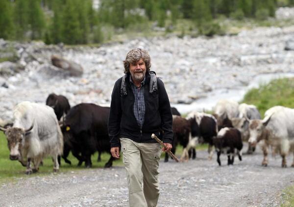 Le Dolomiti e il silenzio perduto, Reinhold Messner furioso: &ldquo;Fermate auto e moto&rdquo;