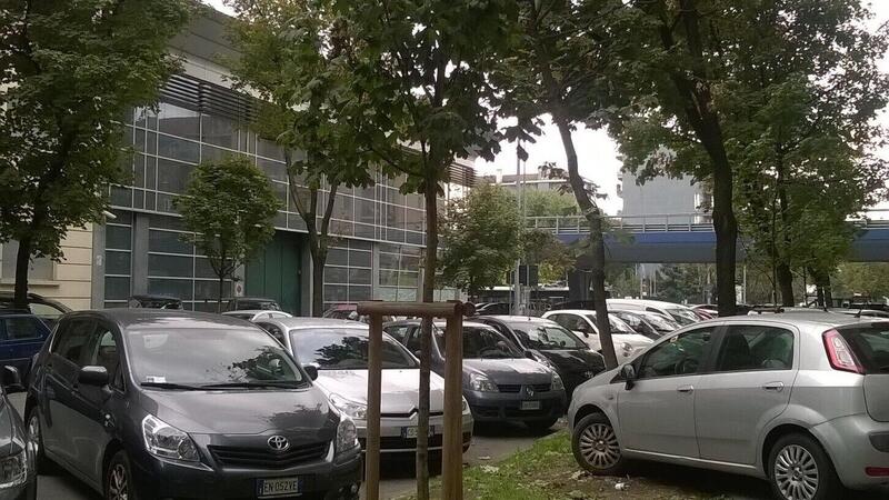 Novit&agrave; Parcheggi, Milano: auto elettriche sempre gratis anche su strisce blu e gialle [download pass]