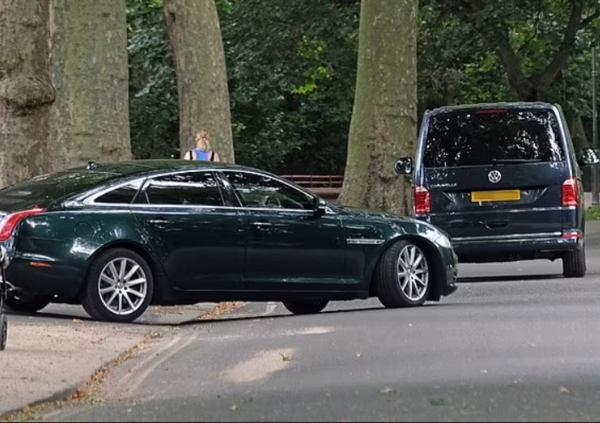 Il sindaco di Londra accusa gli automobilisti di inquinare, ma si fa portare a passeggiare con il cane da un corteo di tre veicoli, tra cui una Jaguar V8 portfolio [FOTO]