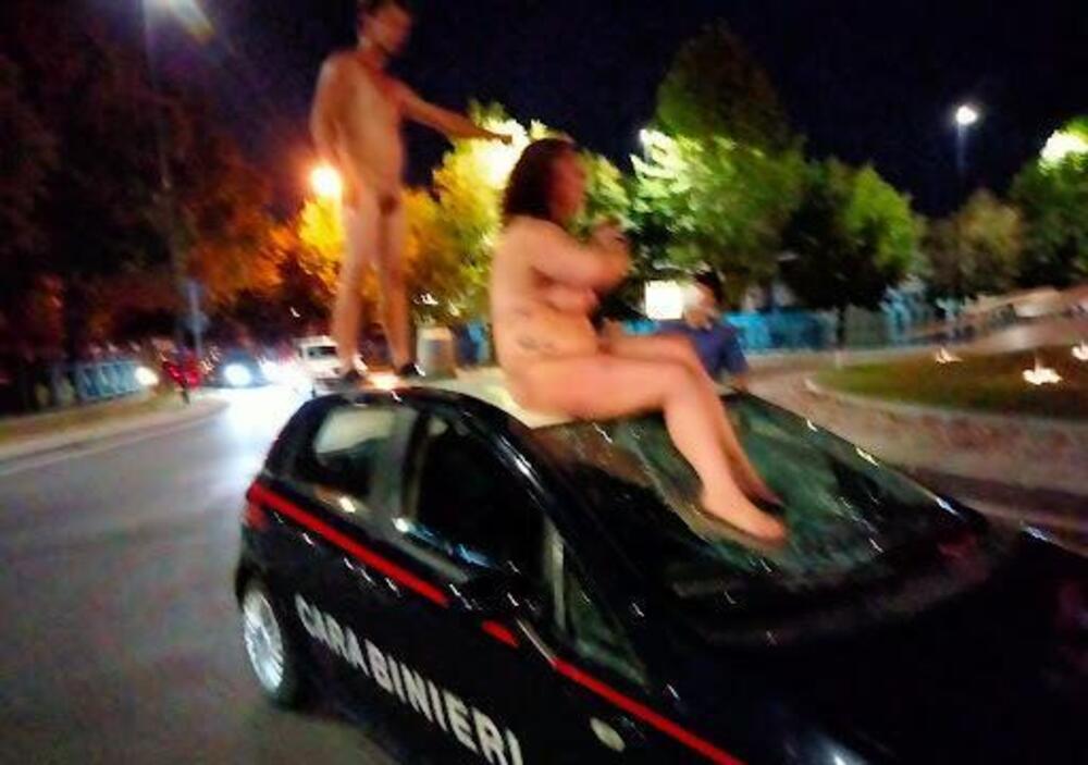 Nudi saltano e ballano sull&rsquo;auto dei carabinieri: arrestati due turisti tedeschi. Il video