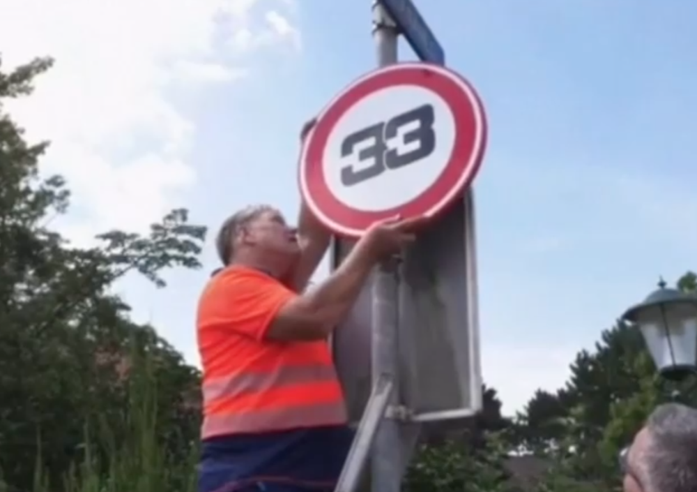 [VIDEO] Zandvoort, tutti pazzi per Verstappen: sostituiscono i cartelli stradali con il 33 di Max 