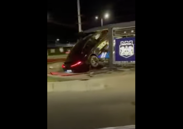 [VIDEO] La Mercedes AMG GT che s&#039;&egrave; fermata alla fermata &egrave; gi&agrave; virale