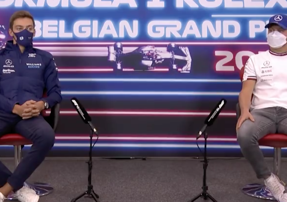 Gelo in conferenza stampa tra Bottas e Russell: il video virale dei due piloti che parlano del loro futuro