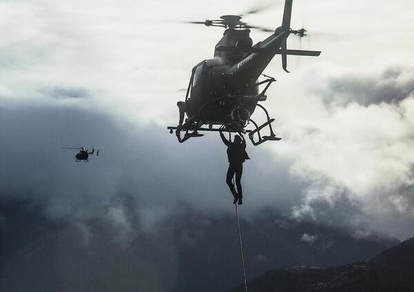 L&#039;elicottero di Tom Cruise e la sua Mission Impossible, l&#039;atterraggio d&#039;emergenza &egrave;... in giardino