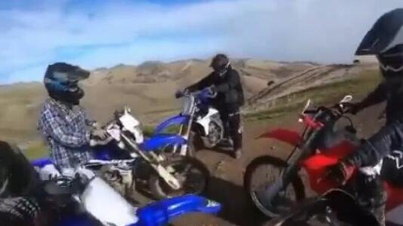 Moto crash: l&rsquo;endurista attardato ha fatto strike! [VIDEO FAIL]