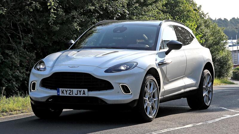 Aston Martin DBX, le foto spia della versione ibrida plug-in