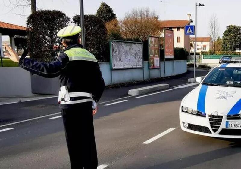 Porcia (PN): motociclista utilizza sistema automatico nascondi-targa, beccato e multato