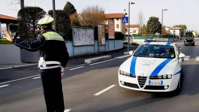 Porcia (PN): motociclista utilizza sistema automatico nascondi-targa, beccato e multato