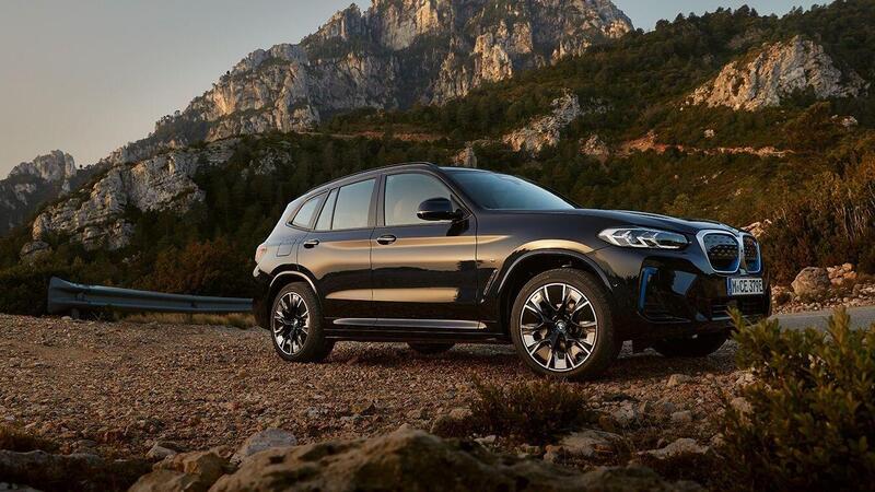 BMW iX3 restyling 2022: ecco le novit&agrave; del SUV elettrico