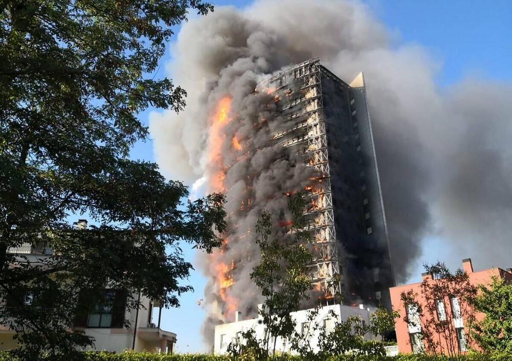 Incendio in un grattacielo a Milano: ecco il video di Morgan che scappa dalle fiamme 