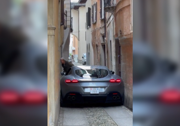 [VIDEO] Cosa succede se giri con una Ferrari tra le strade strette di un borgo italiano? 