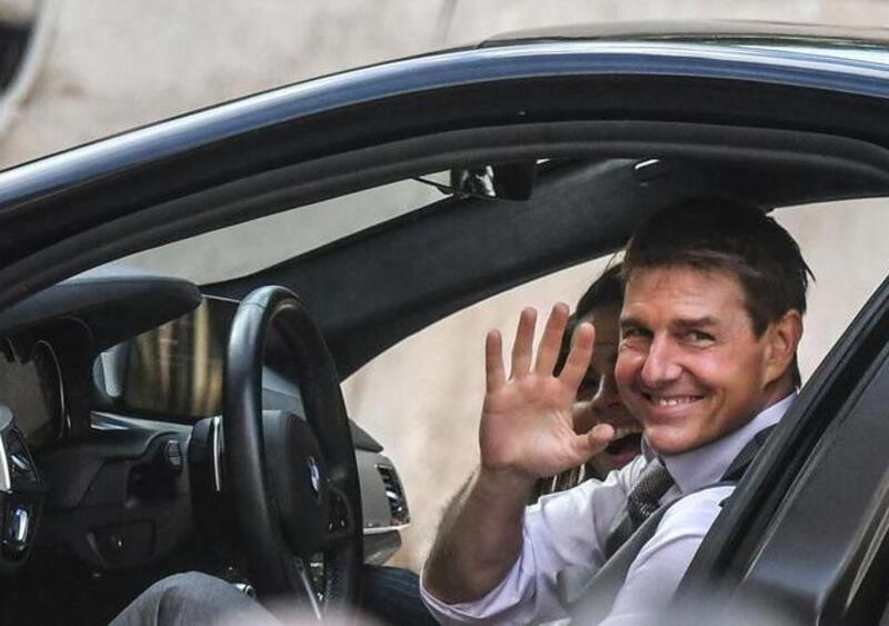 Non c’è pace per Tom Cruise: rubata la BMW del collaboratore con a bordo le sue valigie