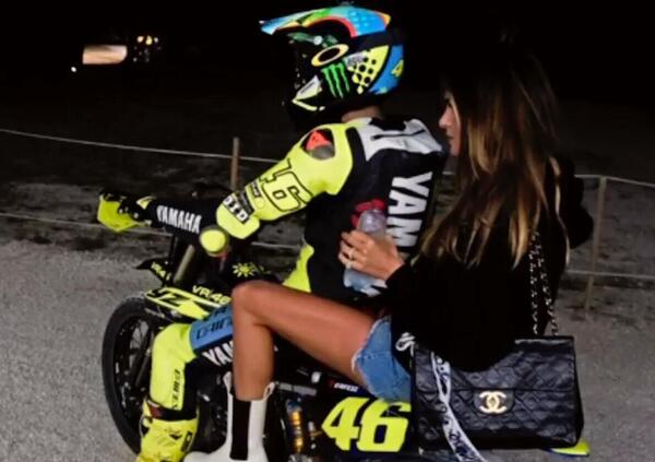 Guarda come Valentino Rossi porta in moto Francesca Sofia Novello incinta...